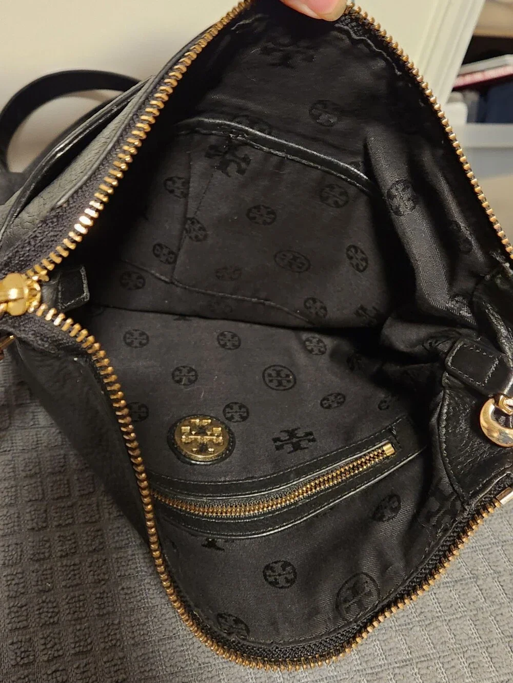 EUC Tory Burch Harper / Britten Pebble Leather Black Crossbody Messenger Purse